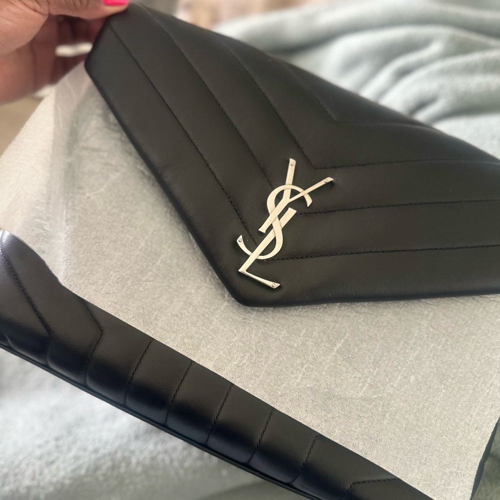 Saint Laurent
Loulou Medium YSL Shoulder Bag